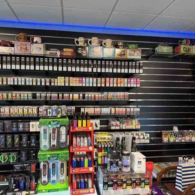 Modern online vape store interface with vape products and delivery icons